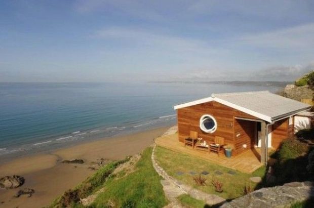 draft-she-built-a-tiny-320-square-foot-cottage-that-actually-feels-hugegenius-32861-560x371